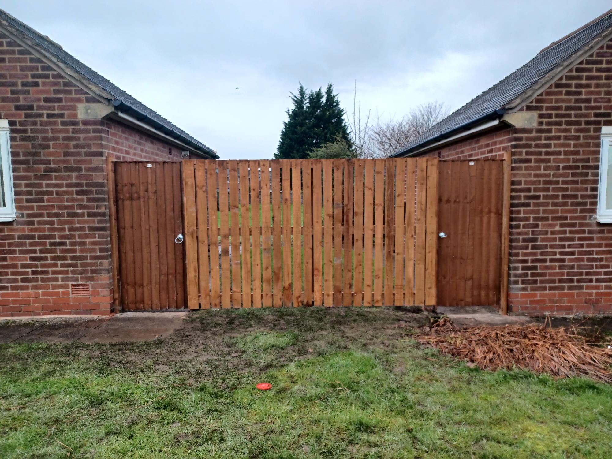 Newark Place Gate completed